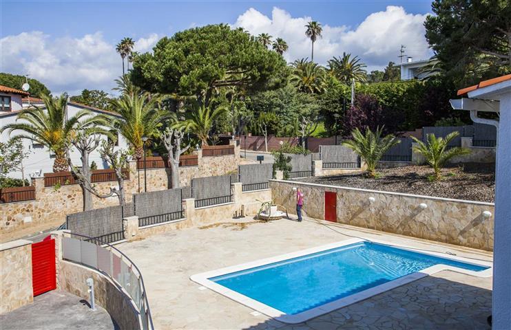 Pool area – 4 bedroom villa