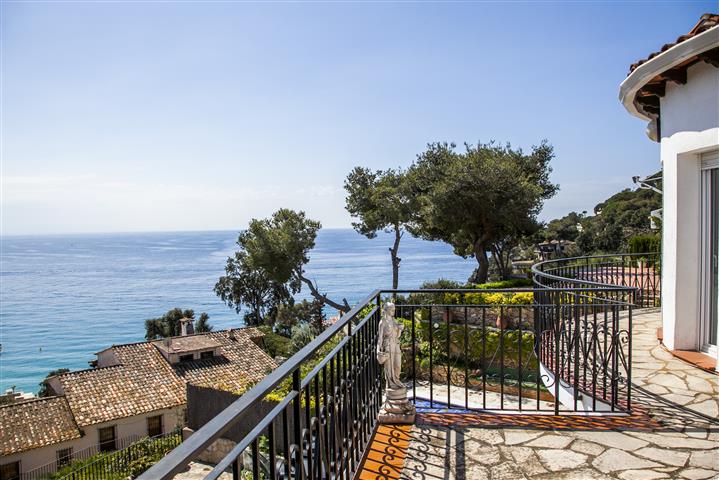 Balcony – 5 bedroom villa